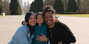 7 Potret Naka Joget Dengarkan Lagu dari Timur Sambil Digendong di Pundak Arie Kriting, Asyik Banget Gayanya