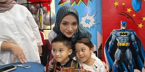 7 Potret Nathalie Holscher Berhijab di Syukuran Ulang Tahun Adzam, Sule Ikut Hadir