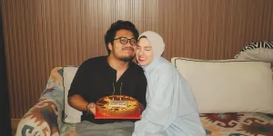 7 Potret Ochi Rosdiana Rayakan Ulang Tahun Sang Suami, Beri Dua Kartu Ucapan