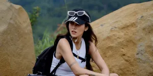 7 Potret Olla Ramlan Naik Gunung, Tetap Cantik Paripurna 