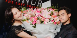 7 Potret Omara Esteghlal Beri Prilly Latuconsina Buket Bunga Jumbo di Gala Premiere