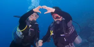 7 Potret Paramitha Rusady Diving, Pose Gemas di Bawah Laut Bersama Sang Putra