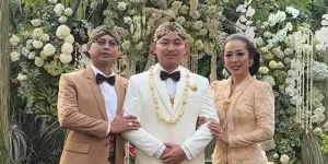 7 Potret Penampilan Aksa Putra Soimah di Momen Akad, Tampil Gagah dengan Beskap Putih