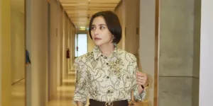 7 Potret Prilly Latuconsina dengan Outfit ala 'Cewek Bumi', Terlihat Kalem dan Profesional