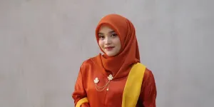 7 Potret Putri Delina Tampil Sopan Jadi Bridesmaid, Memesona Pakai Kebaya Warna Menyala