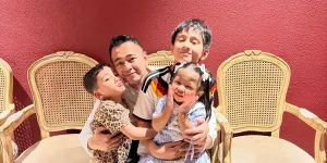 7 Potret Rafathar Gemas dengan Lily, Cubit Pipi - Mainin Rambut Sang Adik