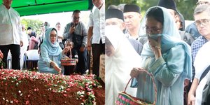 7 Potret Rieke Diah Pitaloka di Pemakaman Mat Solar, Sempat Menitikkan Air Mata - Ungkap Kabar Baik Soal Tanah 