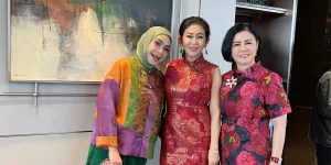 7 Potret Rieta Amilia Rayakan Imlek Bareng Bestie, Padukan Cheongsam dan Hijab
