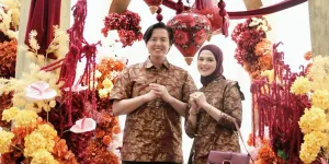 7 Potret Roger Danuarta Rayakan Ultah dengan Cara Unik, Sembur Api Bak Lagi Debus