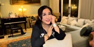 7 Potret Rumah Paramitha Rusady yang Punya Tangga Unik, Bak Istana