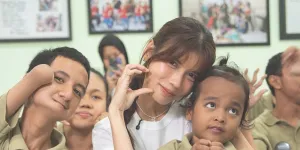 7 Potret Sabrina Chairunnisa Berbagi dengan Anak-Anak Disabilitas, Belajar Arti Syukur