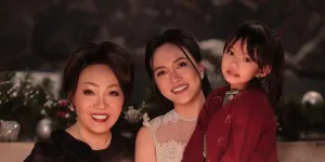 7 Potret Shandy Aulia Rayakan Natal Bareng Ibu dan Anak, Tampil Kompak - Cantik Semua