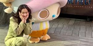 7 Potret Sherina Interview Emily Rudd dan Taz Skylar, Sempat Grogi - Berakhir Nyanyi Bareng"