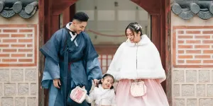 7 Potret Siti Badriah Bareng Suami dan Anak Pakai Hanbok di Korea