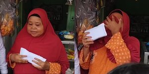 7 Potret Tangis Istri Pertama Pak Tarno Pecah Terima Bantuan dari Gus Miftah, Mengaku Baru Kali Ini Pegang Uang Sebanyak Itu