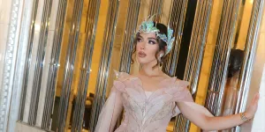 7 Potret Tasya Farasya Kenakan Outfit Bertema Mother of Pearl, Menawan Lengkap dengan Headpiece