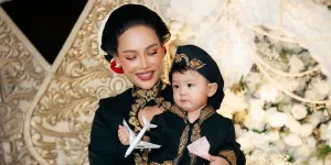 7 Potret Tedak Siten Enduw Putra Erika Carlina, Berlangsung Khidmat