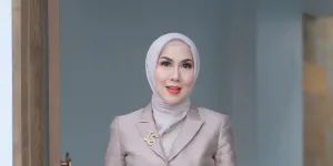 7 Potret Teras dan Taman Rumah Venna Melinda, Minimalis Tapi Asri Banget