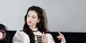 7 Potret Terbaru Chen Duling yang Berhasil Curi Hati Netizen, Cantiknya Bak Boneka