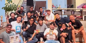 7 Potret The Prediksi Kumpul Bareng Tukar Kado, Bapak-bapak Ngumpul bak Anak Muda