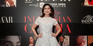 7 Potret Tissa Biani Kenakan Gaun Putih di Acara Premier Bazaar Movie: Finding Ratna