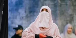 7 Potret Umi Pipik Dekorasi Rumah Untuk Sambut Bulan Ramadan, Dibantu Anak-Anak