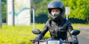 7 Potret Valery Verhey ASMARA GEN Z Naik Motor Jadul, Gayanya Kalcer Banget