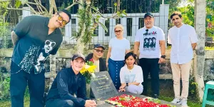 7 Potret Vino G. Bastian Ziarah ke Makam Dono dan Kasino, Tulis Doa Haru untuk Legenda Warkop