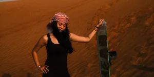 7 Potret Wendy Walter di Gurun Pasir Dubai, Gagah kendarai ATV - Main Sandboarding