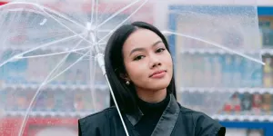 7 Potret Yura Yunita di Bawah Pohon Sakura di Tengah Hujan, Bak Foto Prewedding