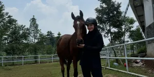 7 Potret Zaskia Sungkar Kangen Kuda-kudanya, Sekarang Sibuk Urus Bayi