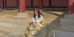 7 Potret Ziva Magnolya Pakai Hanbok di Korea, Berpose dengan Gaya-gaya Unik