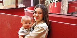 8 Artis Jadi Ibu Baru, Pesona Mama Muda - Ada yang Jaga Privasi Wajah Anak