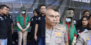 8 Foto Lucinta Luna Pakai Baju Tahanan, Wajah Ditutup Masker dan Kacamata - Sempat Lambaikan Tangan ke Kamera