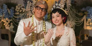 8 Potret Andre Taulany & Amanda Rigby Sah Menikah, Pamer Senyum Bahagia