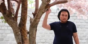 8 Potret Anya Geraldine dan Keanu Coba Pijat Kretek, Gerakannya Nyentrik Tapi Nagih