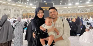 8 Potret Arash Anak Aaliyah Massaid Pertama Kali Ikut Umrah, Anteng Saat Cukur Rambut 