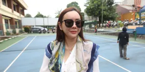 8 Potret Aura Kasih Mendadak Sambangi Pengadilan Agama Jakarta Selatan, Datang Demi Masa Depan Anak