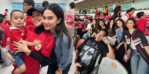 8 Potret Azizah Salsha Nonton Timnas Indonesia vs Australia, Setia Dukung Pratama Arhan