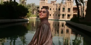 8 Potret Cantik Dara Arafah di Dubai, Gaya Hijab Simpel Tetap Stylish