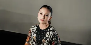 8 Potret Cantik Rossa Berbatik, Bukti Kecintaan pada Warisan Budaya Indonesia