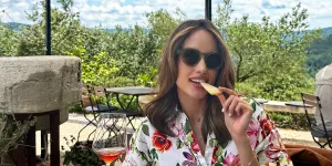 8 Potret Cinta Laura Masak Sendiri, Caranya Ngulek Sambal Disorot
