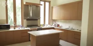 8 Potret Dapur Cinta Laura Dipakai Untuk Masak Sahur Buat Rawon