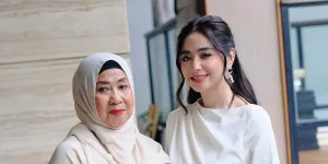 9 Potret Dewi Perssik Buka Puasa Bareng Keluarga dan Tim, Ada Rosa Meldianti