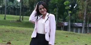8 Potret Hana Saraswati Bintang Sinetron 'BUKU HARIAN SEORANG ISTRI' saat Pakai Blazer Putih dan Rok Midi Ketat, Cantik Menawan - Rapi Seperti Wanita Karier
