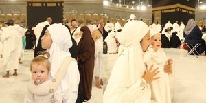 8 Potret Jennifer Coppen Umrah ke Tanah Suci, Kamari Menunjuk ke Atas Bilang 'Papa Dali' Saat Tawaf