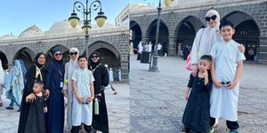 8 Potret Keluarga Raffi Ahmad Umrah, Rafathar Naik Kursi Roda