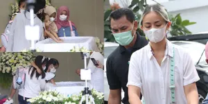 8 Potret Kesedihan Joanna Alexandra Atas Meninggalnya Raditya Oloan, Pandangi Jenazah Untuk Terakhir Kali - Gambar dari Anak Jadi Sorotan