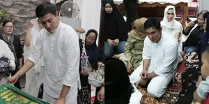 9 Potret Kesedihan Vino G Bastian Menatap Nanar Jenazah Sang Bunda di Rumah Duka
