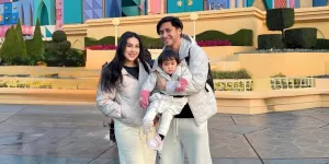 8 Potret Kevin Aprilio Liburan ke Jepang, Tampil dengan Outfit Couple Bersama Istri dan Anak